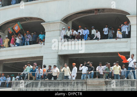 Varanasi, Uttar Pradesh, India. 24 Aprile, 2014. Modi appassionati utilizzano ogni vantage point come essi attendere NARENDRA modi per visitare l'Uttar Pradesh città file di sua nomina di carte per il Lok Sabha elezioni Credito: Lee Thomas/Alamy Live News Foto Stock