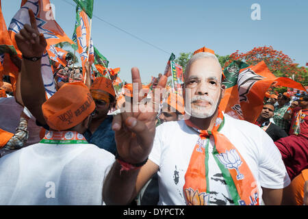 Varanasi, Uttar Pradesh, India. 24 Aprile, 2014. Un sostenitore del BJP indossa una maschera di modi prima di NARENDRA MODI visitando l'Uttar Pradesh città file di sua nomina di carte per il Lok Sabha elezioni. Credito: Lee Thomas/Alamy Live News Foto Stock