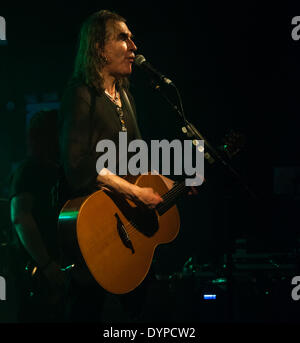 Oxford, Regno Unito. Il 23 aprile 2014. New Model Army presso la Oxford O2 Acedemy aprile 23/04/14 - parte del tour del dodicesimo album in studio " tra il cane e il Lupo' - Dopo aver girato per più di trenta anni, il nuovo modello di esercito non hanno perso nulla del grezzo di passione ed energia, o fedeli seguaci. Credito: Desmond Brambley/Alamy Live News Foto Stock