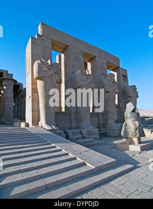 Ramesseum il tempio funerario del faraone Ramses II il Grande(1303-1213 A.C. XIX dyn.). Foto Stock