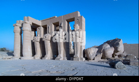 Ramesseum il tempio funerario del faraone Ramses II il Grande(1303-1213 A.C. XIX dyn.).Vista di Osiride statue. Foto Stock