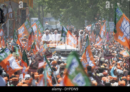 Varanasi, Uttar Pradesh, India. 24 apr 2014. Varanasi, Uttar Pradesh, India. 24 Aprile, 2014. Diverse migliaia di sostenitori BJP rivestite le strade di Varanasi per salutare NARENDRA MODI come egli ha visitato l'Uttar Pradesh città file di sua nomina di carte per il Lok Sabha elezioni. © Lee Thomas/ZUMA filo/ZUMAPRESS.com/Alamy Live News Foto Stock