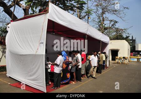 Mumbai, India. 24 apr 2014. Gli elettori indiani in coda fino a formulare i propri voti ad un stand per sondaggi in Mumbai, India, il 24 aprile 2014. Mumbai il giovedì è andato a sondaggi, insieme con 11 Stati indiani e di un governo centrale- territorio controllato, nel sesto del nove-fase elezioni generali che è iniziata il 7 di aprile. Credito: Wang Ping/Xinhua/Alamy Live News Foto Stock