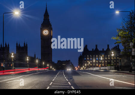 London , REGNO UNITO. Il 24 aprile 2014. una vettura viene visualizzato sul Westminster Bridge prima dell'alba. Credito: Piero Cruciatti/Alamy Live News Foto Stock