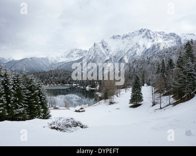 In parte lago ghiacciato con Karwendel mountain range in background, Mittenwald, Germania Foto Stock