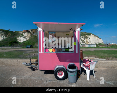 Un piccolo chiosco rosa sulla spiaggia di Newhaven, vendono spuntini Foto Stock