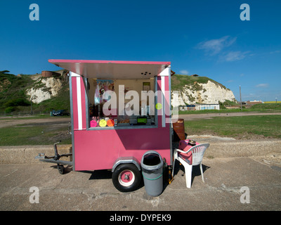 Un piccolo chiosco rosa sulla spiaggia di Newhaven, vendono spuntini Foto Stock