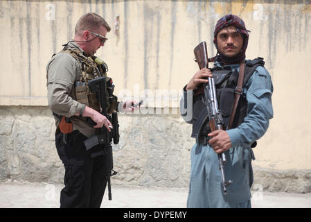 A Kabul, Afghanistan. 24 apr 2014. Un poliziotto afgano e un soldato straniero posizionarsi al di fuori di un cancello di ingresso di cura ospedale a Kabul, in Afghanistan, il 24 aprile 2014. Una guardia in ospedale ha aperto il fuoco e ucciso tre medici stranieri e il ferimento di un altro, del Ministero dell'Interno ha detto in una dichiarazione rilasciata qui. © Ahmad Massoud/Xinhua/Alamy Live News