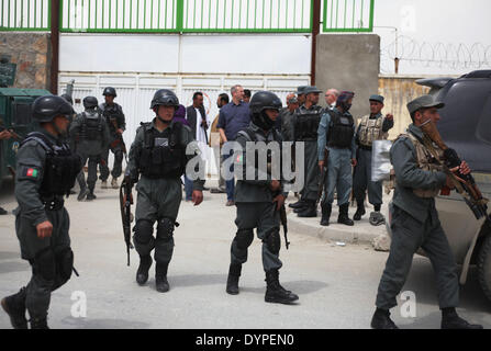A Kabul, Afghanistan. 24 apr 2014. Poliziotti afghani ispezionare il sito di un attacco al di fuori di un cancello di ingresso di cura ospedale a Kabul, in Afghanistan, il 24 aprile 2014. Una guardia in ospedale ha aperto il fuoco e ucciso tre medici stranieri e il ferimento di un altro, del Ministero dell'Interno ha detto in una dichiarazione rilasciata qui. © Ahmad Massoud/Xinhua/Alamy Live News