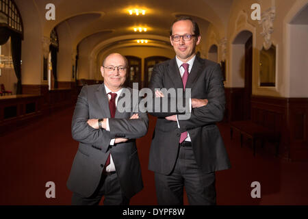 Amburgo, Germania. 24 apr 2014. Jack F. Kurfess, Direttore Commerciale del Elbe Philharmonic e Laeiszhalle (L) e Christoph Lieben Seutter, direttore generale della Filarmonica dell'Elba e Laeiszhalle, pongono all'interno dell'Laeiszhalle di Amburgo, Germania, 24 aprile 2014. Kurfess e Seutter presentando il concerto dei piani per la stagione 2014-2015. Foto: Axel HEIMKEN/dpa/Alamy Live News Foto Stock