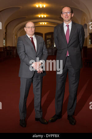 Amburgo, Germania. 24 apr 2014. Jack F. Kurfess, Direttore Commerciale del Elbe Philharmonic e Laeiszhalle (L) e Christoph Lieben Seutter, direttore generale della Filarmonica dell'Elba e Laeiszhalle, pongono all'interno dell'Laeiszhalle di Amburgo, Germania, 24 aprile 2014. Kurfess e Seutter presentando il concerto dei piani per la stagione 2014-2015. Foto: Axel HEIMKEN/dpa/Alamy Live News Foto Stock