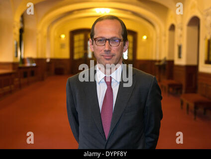 Amburgo, Germania. 24 apr 2014. Christoph Lieben Seutter, direttore generale della Filarmonica dell'Elba e Laeiszhalle, pone all'interno dell'Laeiszhalle di Amburgo, Germania, 24 aprile 2014. Kurfess e Seutter presentando il concerto dei piani per la stagione 2014-2015. Foto: Axel HEIMKEN/dpa/Alamy Live News Foto Stock