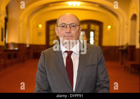 Amburgo, Germania. 24 apr 2014. Jack F. Kurfess, Direttore Commerciale del Elbe Philharmonic e Laeiszhalle, pone all'interno dell'Laeiszhalle di Amburgo, Germania, 24 aprile 2014. Kurfess e Seutter presentando il concerto dei piani per la stagione 2014-2015. Foto: Axel HEIMKEN/dpa/Alamy Live News Foto Stock