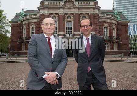 Amburgo, Germania. 24 apr 2014. Jack F. Kurfess, Direttore Commerciale del Elbe Philharmonic e Laeiszhalle (L) e Christoph Lieben Seutter, direttore generale della Filarmonica dell'Elba e Laeiszhalle, pongono al di fuori del Laeiszhalle di Amburgo, Germania, 24 aprile 2014. Kurfess e Seutter presentando il concerto dei piani per la stagione 2014-2015. Foto: Axel HEIMKEN/dpa/Alamy Live News Foto Stock
