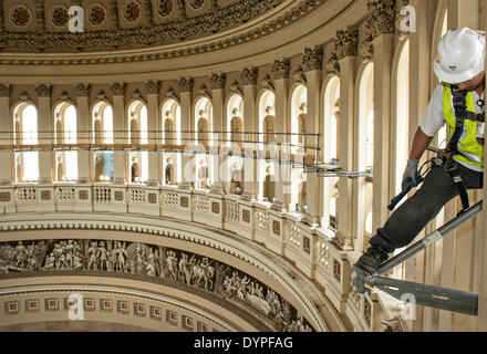 I lavoratori di creare una struttura per il supporto di una tettoia di protezione all'interno della Rotunda durante il restauro del Campidoglio US Dome Aprile 23, 2014 in Washington, DC. Il $60 milioni di dollari del progetto è quello di arrestare il deterioramento della ghisa cupola e conservarlo per il futuro. Foto Stock