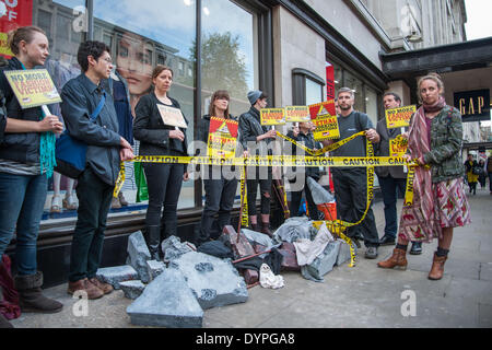 Londra, Regno Unito. Il 24 aprile 2014. Il comico, Mark Thomas uniti manifestanti al di fuori del traferro flagship store a High Street Kensington. I dimostranti sono arrabbiati che la società ha rifiutato di firmare un contratto legalmente vincolante accord dopo la Rana Plaza catastrofe in Bangladesh. Il negozio di abbigliamento di filiali in High Street Kensington è presunto essere Kate Middleton preferito di Gap store dove ella secondo come riferito ha acquistato vestiti per suo figlio Giorgio e se stessa. La protesta si è tenuta a sostenere i lavoratori interessati possono fare i vestiti per Gap in fabbriche non sicuri. Credito: Pete Maclaine/Alamy Live News Foto Stock