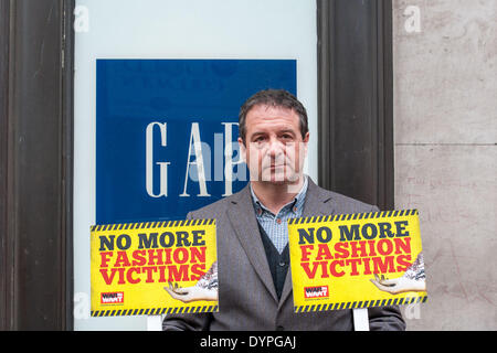 Londra, Regno Unito. Il 24 aprile 2014. . Il comico, Mark Thomas uniti manifestanti al di fuori del traferro flagship store a High Street Kensington. I dimostranti sono arrabbiati che la società ha rifiutato di firmare un contratto legalmente vincolante accord dopo la Rana Plaza catastrofe in Bangladesh. Il negozio di abbigliamento di filiali in High Street Kensington è presunto essere Kate Middleton preferito di Gap store dove ella secondo come riferito ha acquistato vestiti per suo figlio Giorgio e se stessa. La protesta si è tenuta a sostenere i lavoratori interessati possono fare i vestiti per Gap in fabbriche non sicuri. Credito: Pete Maclaine/Alamy Live News Foto Stock