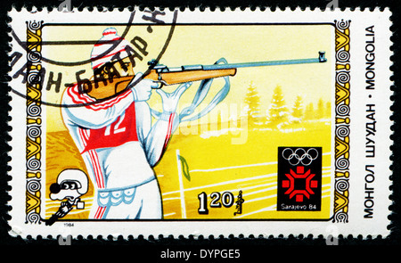 MONGOLIA - circa 1984: un timbro stampato in Mongolia che mostra il biathlon, Giochi Olimpici a Los Sarajevo circa 1984 Foto Stock