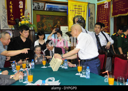 Hanoi. 24 apr 2014. Ritardo cinese generale Chen Geng figlio di Zhijian Chen (R) dà qualche storico meterials circa il vietnamita in ritardo generale Vo Nguyen Giap per il figlio di quest'ultimo Vo Dien Bien (2 L) in Vietnam la capitale Hanoi il 24 aprile 2014. Una delegazione di cinesi ex esperti e le loro famiglie ha pagato una visita alla residenza dei vietnamiti defunto generale Vo Nguyen Giap di Hanoi e si è incontrato con Giap membri della sua famiglia. © Zhang Jianhua/Xinhua/Alamy Live News Foto Stock