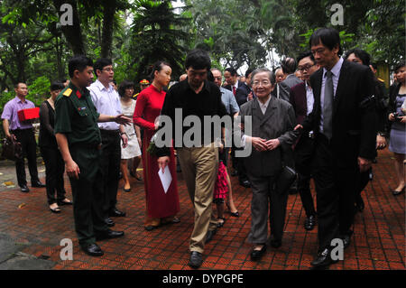 Hanoi. 24 apr 2014. Due figli di vietnamiti defunto generale Vo Nguyen Giap supporta cinese defunto generale Wei Guoqing la moglie Xu Qiqian con le loro mani per visitare Giap ha la residenza in Vietnam nel suo capitale Hanoi il 24 aprile 2014. Una delegazione di cinesi ex esperti e le loro famiglie ha pagato una visita alla residenza dei vietnamiti defunto generale Vo Nguyen Giap di Hanoi e si è incontrato con Giap membri della sua famiglia. © Zhang Jianhua/Xinhua/Alamy Live News Foto Stock