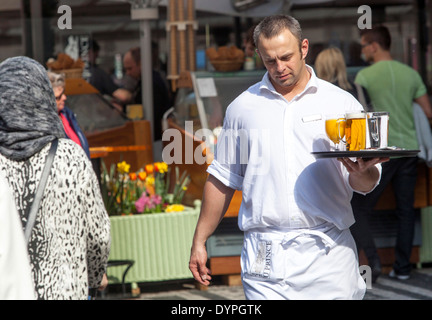 Servizio cameriere nel centro di Praga, Repubblica Ceca Foto Stock
