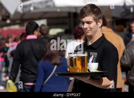 Servizio cameriere nel centro di Praga, Repubblica Ceca Foto Stock