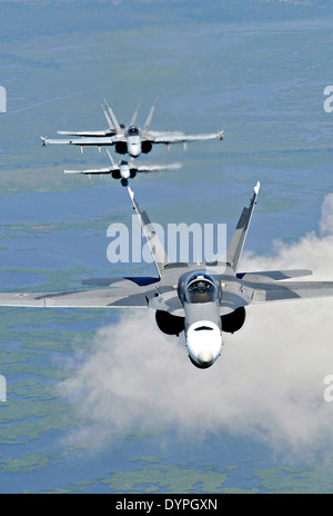 Quattro US Marine Corp F/A-18 Hornet fighter aircraft volare in formazione Luglio 11, 2009 al di sopra di New Orleans, in Louisiana. Foto Stock