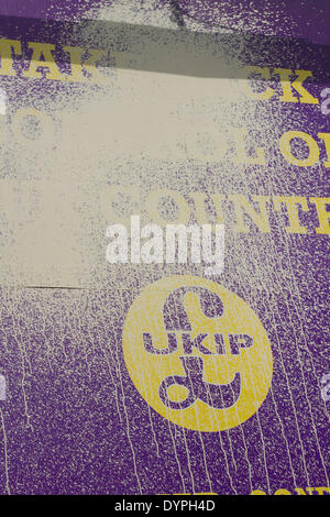 Londra REGNO UNITO. Il 24 aprile 2014. Un (UKIP) Regno Unito Independence Party poster della campagna è stato danneggiato con della vernice e graffiti nel mezzo di razzismo riga e accuse il poster è razzista dopo che è stato lanciato da UKIP per le elezioni europee il 22 MAGGIO CREDITO: amer ghazzal/Alamy Live News Foto Stock