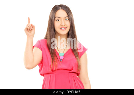 Giovane donna puntando con il dito verso l'alto Foto Stock