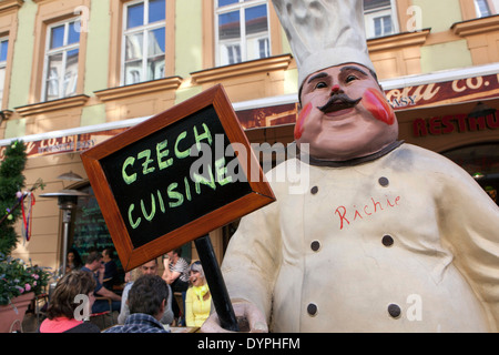 La cucina ceca, pubblicità al di fuori del ristorante di Praga, Na mustku street vicino a Piazza Venceslao, Praga Repubblica Ceca Foto Stock