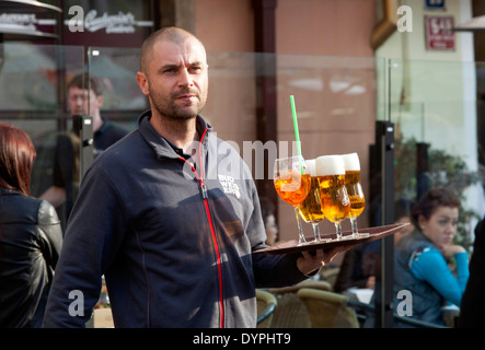 Servizio cameriere nel centro di Praga - Repubblica Ceca Foto Stock