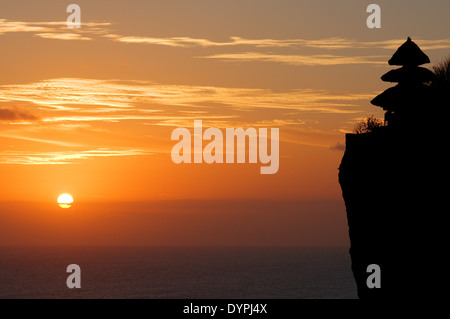 Scogliere accanto all'Ulu Watu tempio Pura Luhur. Bali. Uluwatu Temple è un tempio indù impostato sulla rupe banca nella parte sud di Bal Foto Stock