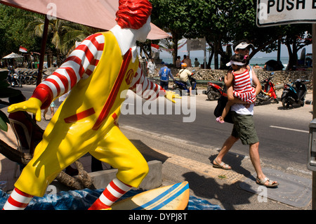 Pupazzo di neve surfer Mc Donalds sulla passeggiata dalla spiaggia di Kuta. Bali. Ristorante McDonalds, surf Ronald McDonald statua, surfer Foto Stock