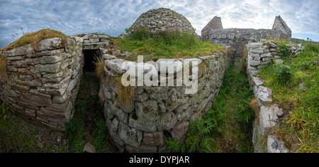 Resti di un sesto secolo il monastero in Inishmurray island, nella contea di Sligo, Irlanda. Foto Stock