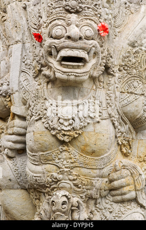 Alcuni degli Indù statue in pietra decorare il tempio Pura Desa Ubud. Ubud. Bali. L'Ubud Monkey Forest è una riserva naturale e Foto Stock