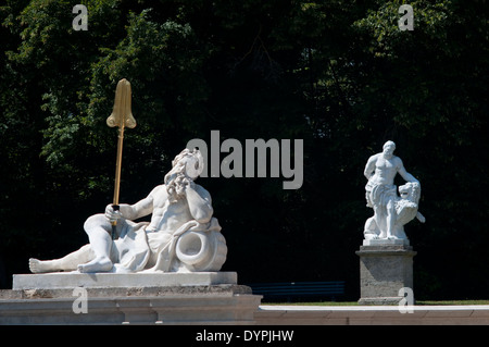 In Germania, in Baviera, Monaco di Baviera, Schloss Nymphenburg Palace, Fontana Dettaglio, statua Foto Stock