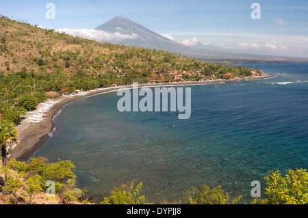 Il piccolo villaggio di pescatori di Amed con vedute del Monte Gunung Agung Sfondo (3142m). A est di Bali. Amed è una lunga striscia costiera Foto Stock