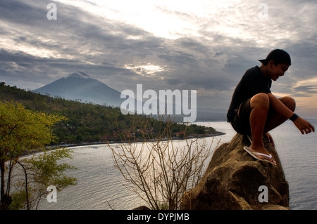 Il piccolo villaggio di pescatori di Amed con vedute del Monte Gunung Agung Sfondo (3142m). A est di Bali. Amed è una lunga striscia costiera Foto Stock