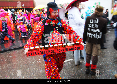 Serve drink a Carnevale Maastricht Paesi Bassi Foto Stock