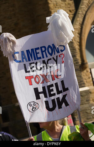 Blackpool, Lancashire, Regno Unito 24 aprile, 2014. Blackpool e Fylde è stata l'epicentro di una volta la "fracking' parte del processo di scisto di estrazione di gas ha avuto luogo. Michael Fallon MP, Segretario di Stato per gli Affari & Energia si è incontrato con i rappresentanti di nord-ovest le imprese per discutere di quello che possono ottenere da il controverso processo di perforazione. Individui, gruppi di attivisti e residenti locali in rappresentanza di agricoltura e turismo settori oggetto di piani di 'frack' per gas di scisto in la Bowland scisto. Credito: Mar fotografico/Alamy Live News Foto Stock