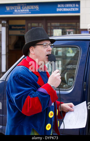 Geza Frackman, conosciuto anche come Geza Tarjanyi di Leyland. Blackpool, Lancashire, Regno Unito 24 aprile 2014. Gayser Frackman parla alla protesta. Blackpool e il Fylde sono stati l’epicentro per un’unica volta in cui si è verificata la parte del «fracking» del processo di estrazione del gas di scisto. Michael Fallon MP, Segretario di Stato per le imprese e l'energia, ha incontrato i rappresentanti delle imprese del Nord-Ovest per discutere di cosa possono ottenere dal controverso processo di perforazione. Individui, gruppi, attivisti e residenti locali che rappresentano i settori dell’agricoltura e del turismo si oppongono ai piani di «frantumazione» per il gas di scisto Foto Stock