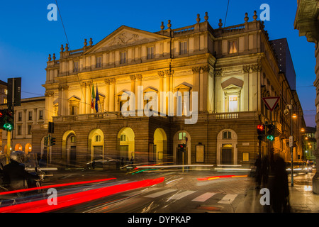 Teatro alla Scala di notte, Milano, Lombardia, Italia Foto Stock