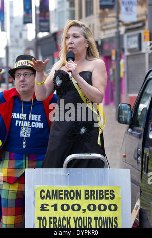 Geza Frackman, conosciuta anche come Geza Tarjanyi di Leyland a Blackpool, Lancashire, Regno Unito, 24 aprile 2014. Tina Rothery e Gayser Frackman  Blackpool & Fylde sono stati l’epicentro per una volta la parte «fracking» del processo di estrazione del gas di scisto. Michael Fallon MP, Segretario di Stato per le imprese e l'energia, ha incontrato i rappresentanti delle imprese del Nord-Ovest per discutere di cosa possono ottenere dal controverso processo di perforazione. Individui, gruppi, attivisti e residenti locali che rappresentano i settori dell’agricoltura e del turismo si oppongono ai piani di «frantumazione» per il gas di scisto nella ciotola Foto Stock