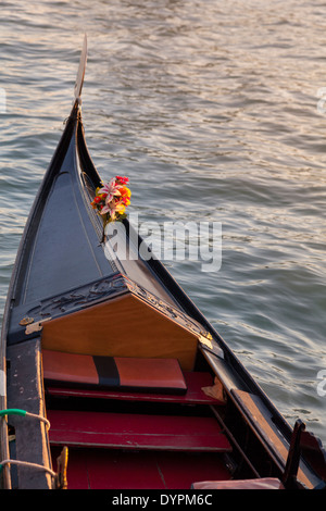 Chiudere fino a vuoto gondola veneziana morbida in tardo pomeriggio la luce del sole Foto Stock