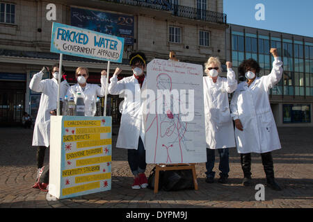 Cartelli anti-fracking a Blackpool, Lancashire, Regno Unito 24 aprile 2014. Blackpool e il Fylde sono stati l'epicentro per l'unica volta che è stata effettuata la parte di «fracking» del processo di estrazione del gas di scisto. Individui, gruppi, attivisti anti-fracking, attivisti e residenti locali che rappresentano i settori agricolo e turistico si oppongono ai piani per “frantumare” il gas di scisto con i chenici nello scisto di Bowland. Foto Stock