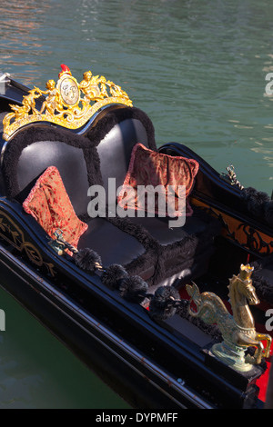 Chiudere fino a vuoto gondola veneziana al sole Foto Stock