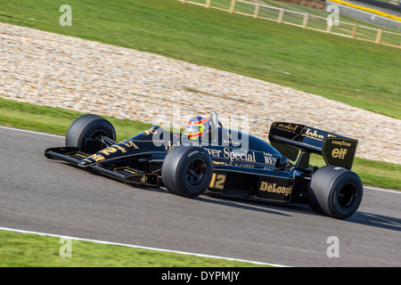 1986 Lotus-Renault 98T con driver Zak Brown, 72a Goodwood assemblea dei soci, Sussex, Regno Unito. Foto Stock