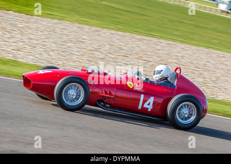 1960 Ferrari 246 Dino con driver Tony Smith durante la Brabham Trophy gara. 72a Goodwood assemblea dei soci, Sussex, Regno Unito. Foto Stock