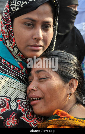 Dacca in Bangladesh. 24 apr 2014. I parenti delle vittime piangono presso il sito di Rana Plaza il crollo dell'edificio durante una commemorazione in Savar, nella periferia di Dhaka, Bangladesh, 24 aprile 2014. Bangladesh cerimonie terrà il giovedì per commemorare le vittime del paese la peggiore mai tragedia industriale che ha lasciato almeno 1135 morti, per la maggior parte dei lavoratori di indumento. Credito: Shariful Islam/Xinhua/Alamy Live News Foto Stock