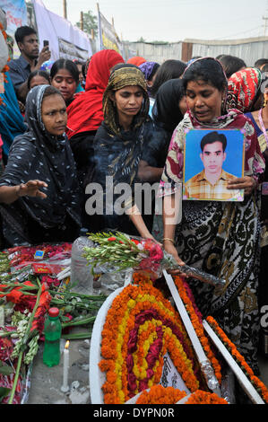 Dacca in Bangladesh. 24 apr 2014. I parenti delle vittime piangono presso il sito di Rana Plaza il crollo dell'edificio durante una commemorazione in Savar, nella periferia di Dhaka, Bangladesh, 24 aprile 2014. Bangladesh cerimonie terrà il giovedì per commemorare le vittime del paese la peggiore mai tragedia industriale che ha lasciato almeno 1135 morti, per la maggior parte dei lavoratori di indumento. Credito: Shariful Islam/Xinhua/Alamy Live News Foto Stock